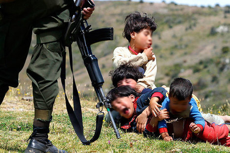Imagen de militar y niños para noticia Unibagué
