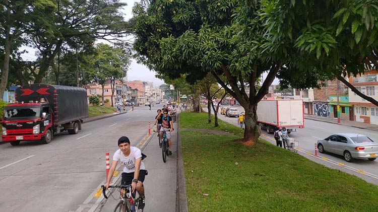 Plano general de personas montando bicicletas por la cicloruta de la ciudad de Ibagué para noticias Unibagué