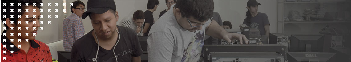 Imagen a manera de banner estudiantes en un salón de Ingeniería de Sistemas con varios computadores Universidad de Ibagué