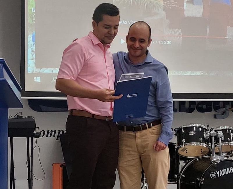  Daniel Montoya recibe reconocimiento por parte del profesor Alexander Lozano