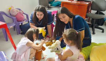 Psicologas interactuando con niños en el consultorio Unibagué