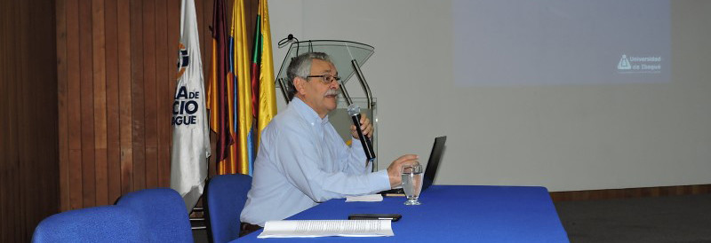 Eduardo Pizarro Leongómez, miembro de la Comisión de Reparación de Víctimas por Acciones de Grupos Ilegales, orientó una conferencia en Unibagué.