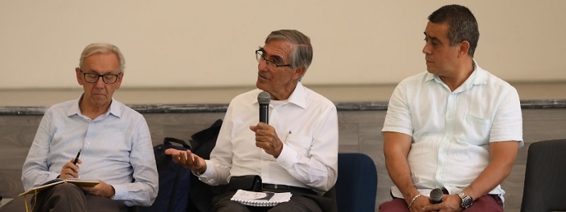 Imagen conversatorio de investigación con el rector César Vallejo Mejía