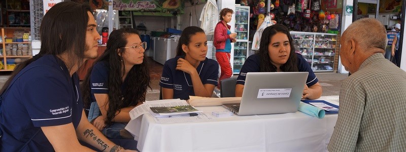 La asistencia masiva de ciudadanos caracterizó la Feria de servicios desarrollada por la Universidad de Ibagué, este viernes, en la Plaza de la 21.