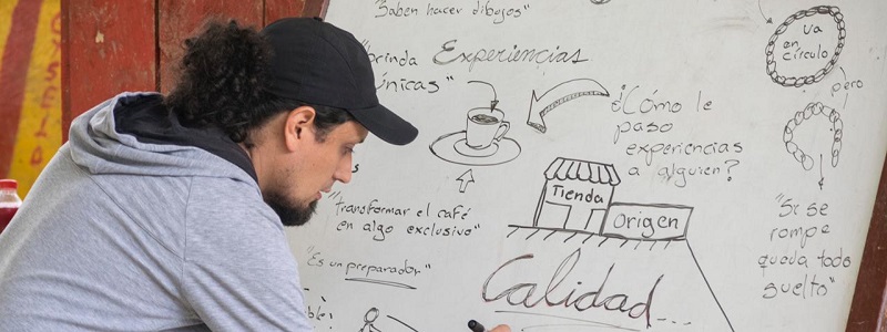 El programa Diseño de Unibagué presentó en Gaitania (Planadas) la marca colectiva de café co-creada por líderes cafeteros, excombatientes e indígenas Nasa We'sx.
