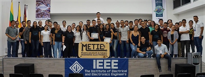 Estudiantes participantes de la Muestra de trabajos de Ingeniería Electrónica 2019A