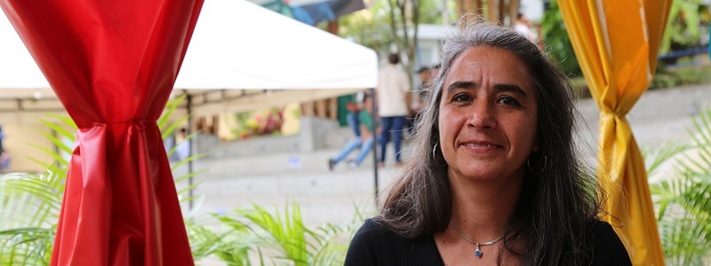 Iokiñe Rodríguez, experta venezolana en gestión y transformación de conflictos ambientales y enfoques transdisciplinarios e interculturales, llegó a la Universidad de Ibagué.