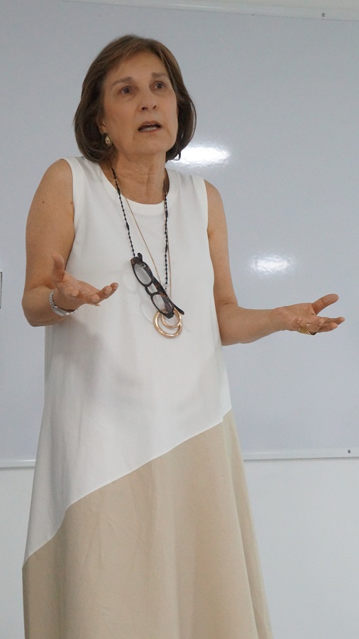 Imagen Cecilia María Vélez White en el auditorio de la Universidad de Ibagué