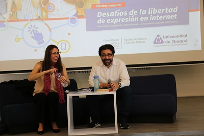 Los desafíos de la libertad de expresión en Internet imagen de los conferencistas en el auditoria principal de Unibagué
