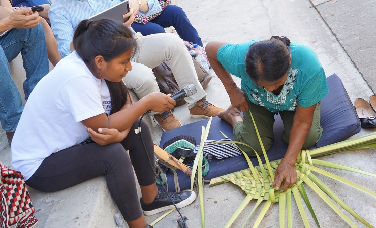 Imagen Mujeres indígenas en la Universidad de Ibagué tejiendo