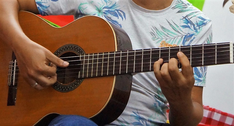 Plano medio de una guitarra para bienestar Universitario industria cultural