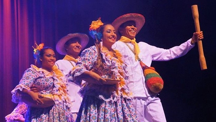 Imagen Industrias Culturales personas con trajes típicos
