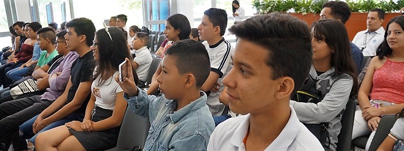 Imagen de jóvenes ibaguereños en los Clubes de Ciencia organizados por Unibagué 