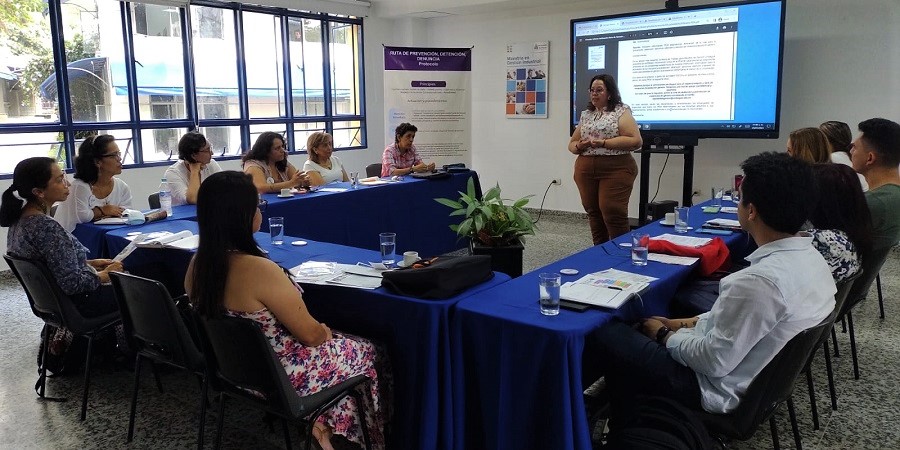 Imagen Mesa de género taller con docentes