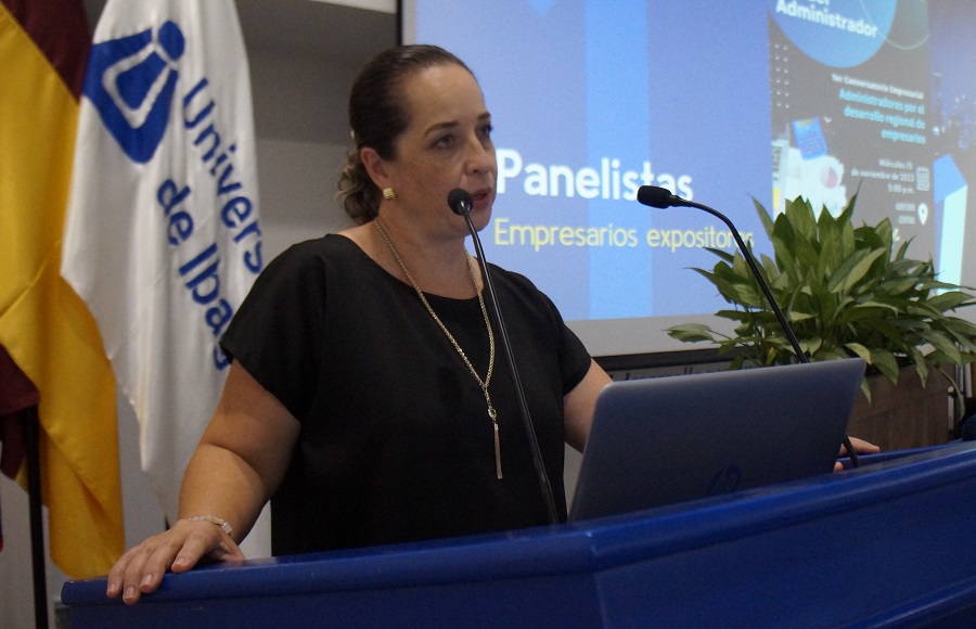 Paola Henoe Mejía, decana de Ciencias Económicas y Administrativas