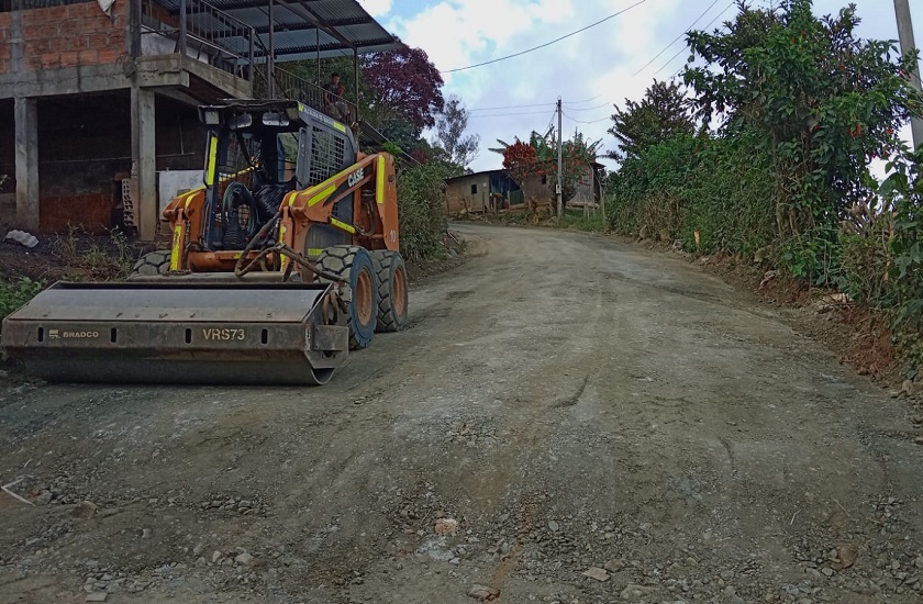 Trabajo con llantas en San Juan de la China