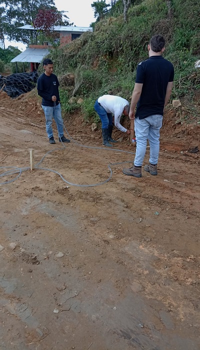 Trabajo con llantas en San Juan de la China