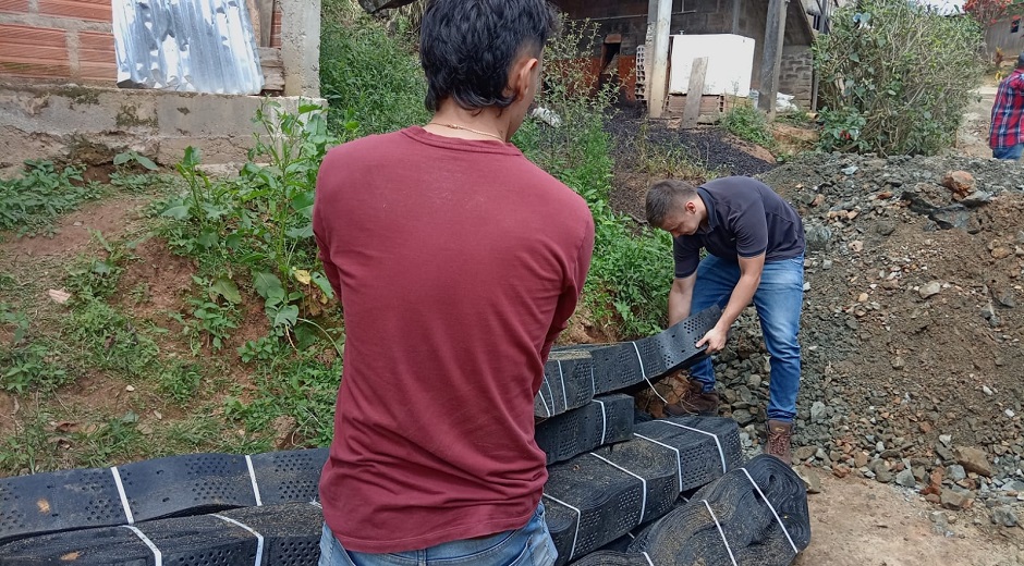 Trabajo con llantas en San Juan de la China