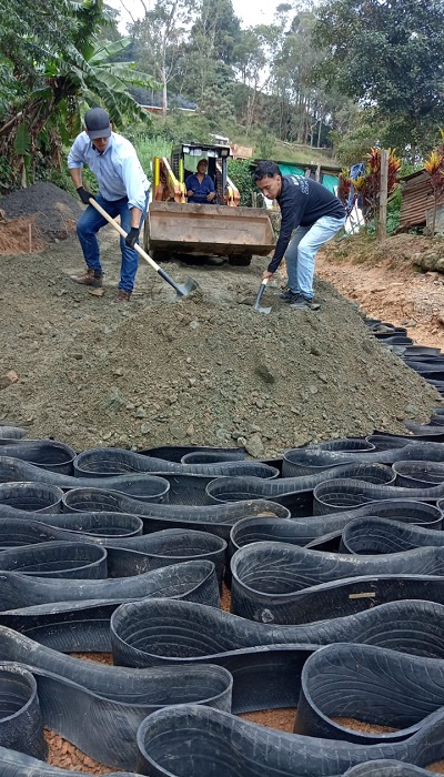 Trabajo con llantas en San Juan de la China
