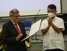 Profesores de las cinco facultades recibieron un merecido reconocimiento y el aplauso de los colegas, frente a su producción científica y artística de 2022.